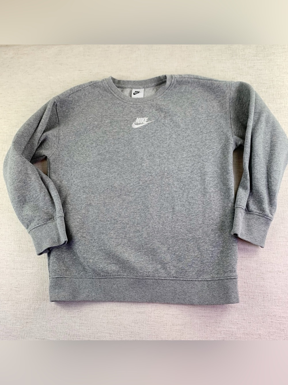 Nike big girl's Gray Crewneck Sweatshirt‎ with embroidered logo long sleeve